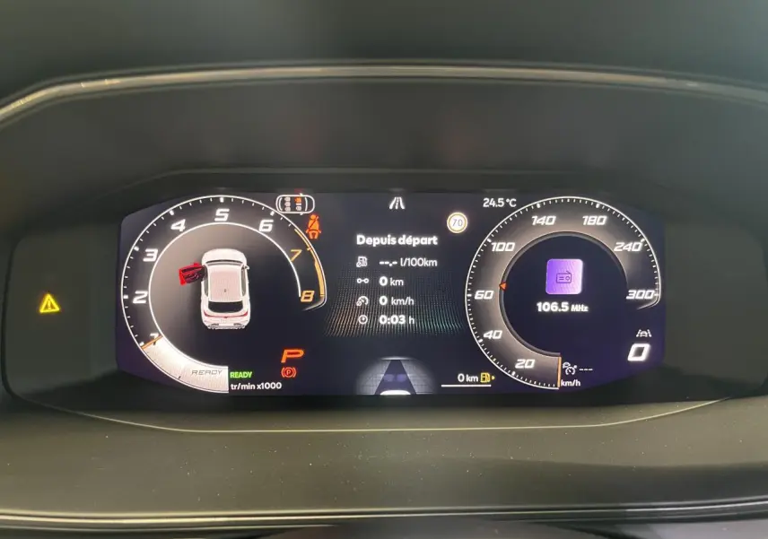 Vue rapprochée du combiné d'instruments digital de la CUPRA Leon gris, affichant vitesse et informations de conduite.