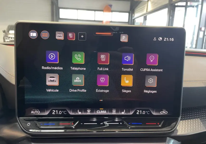 Écran tactile HD 12,9'' du système d'info-divertissement dans l'habitacle du CUPRA Leon gris, vue de face.
