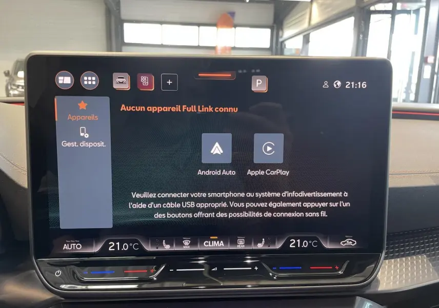 Écran tactile HD 12,9'' du système d'info-divertissement dans l'habitacle d'une CUPRA Leon gris, vue de face.