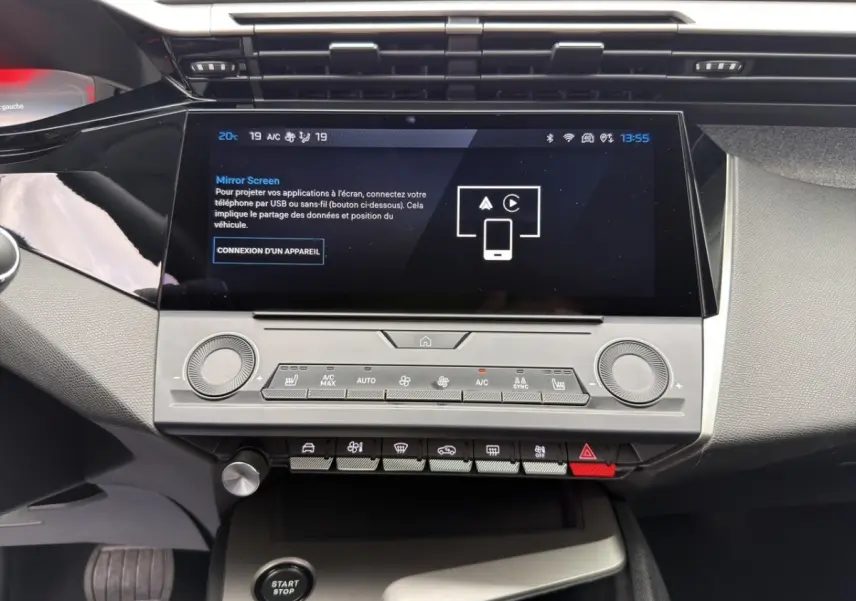 Vue rapprochée du tableau de bord gris foncé de la Peugeot 308 Hybrid 145 e-DCS6 Allure avec écran tactile central allumé.