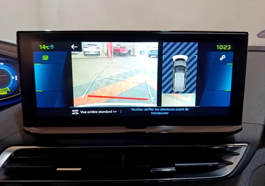 Écran tactile intérieur affichant la caméra de recul et vue 360° du Peugeot 3008 bleu hybride rechargeable.