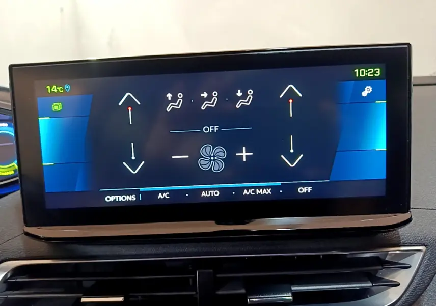 Écran tactile central affichant les réglages de climatisation du Peugeot 3008 hybride bleu, vue intérieure frontale.