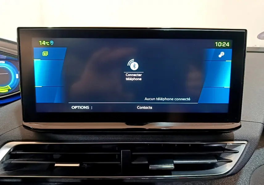 Écran tactile central affichant la connexion Bluetooth dans l'habitacle du Peugeot 3008 bleu, vue de face.