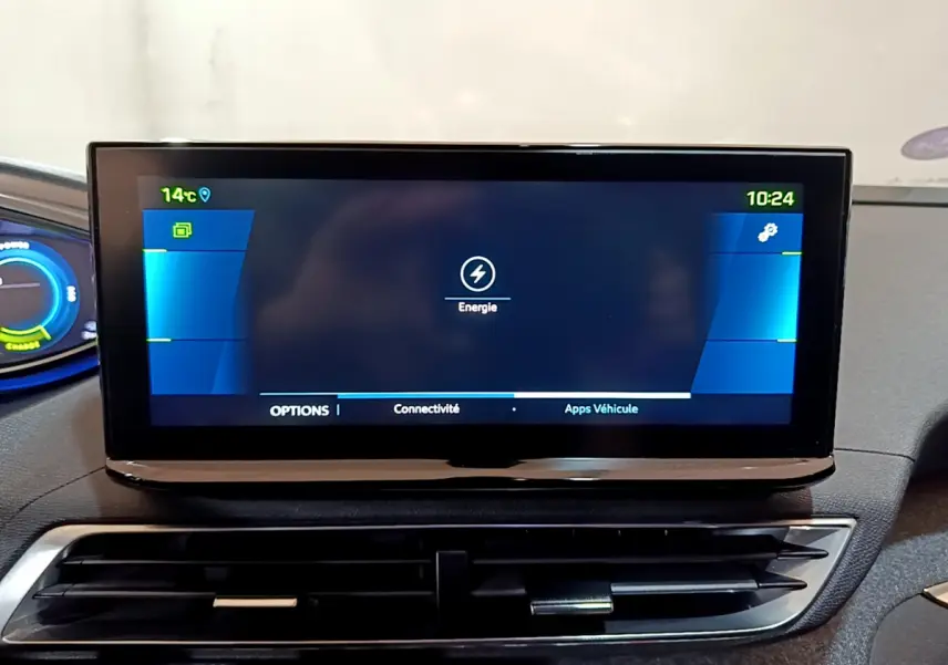Écran tactile central du tableau de bord du Peugeot 3008 hybride bleu, affichant le menu énergie.