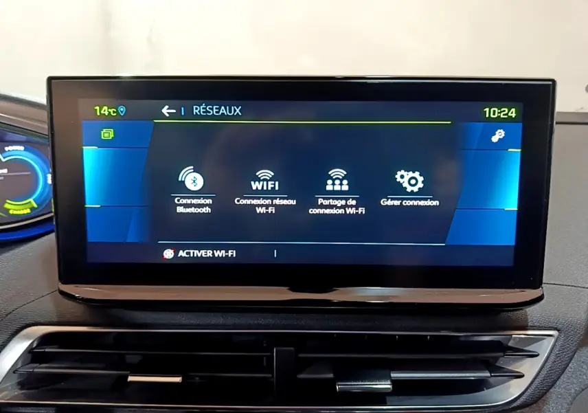 Écran tactile central du tableau de bord du Peugeot 3008 bleu, affichant les options de connexion Wi-Fi et Bluetooth.