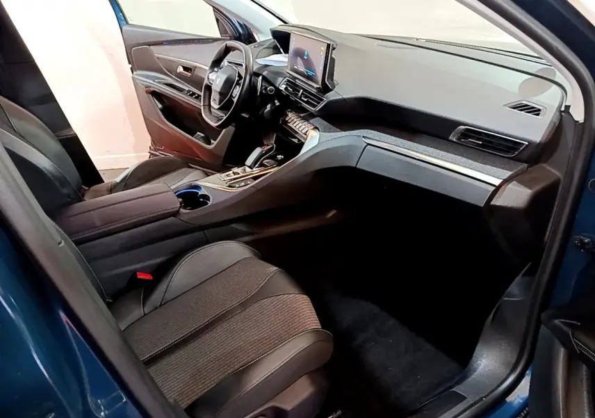 Intérieur avant droit du Peugeot 3008 bleu 1.6 HYBRID 225 Allure Pack, tableau de bord moderne avec écran tactile central.