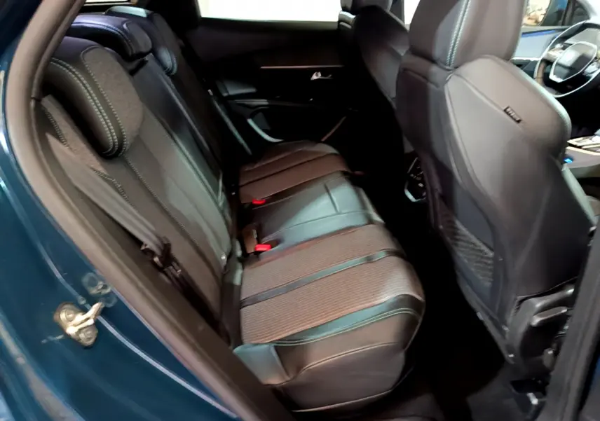 Vue intérieure côté gauche sur la banquette arrière en cuir noir du Peugeot 3008 bleu hybride rechargeable 2021.