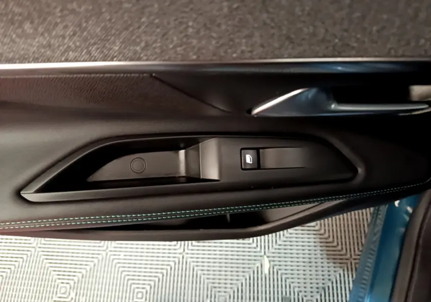 Poignée intérieure et commande de lève-vitre côté gauche en cuir noir avec surpiqûres bleues du Peugeot 3008 bleu hybride rechargeable.