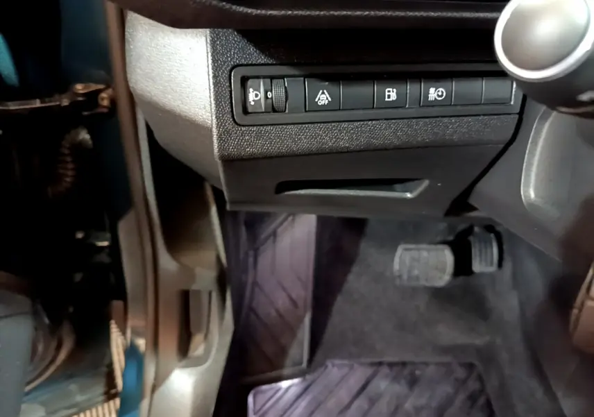 Vue intérieure côté gauche du Peugeot 3008 bleu 2021, avec commandes d'assistance et pédales visibles.