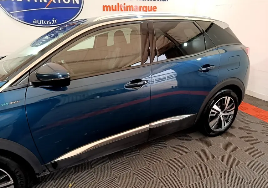 Profil côté gauche du Peugeot 3008 hybride rechargeable bleu avec toit blanc et jantes alliage modernes