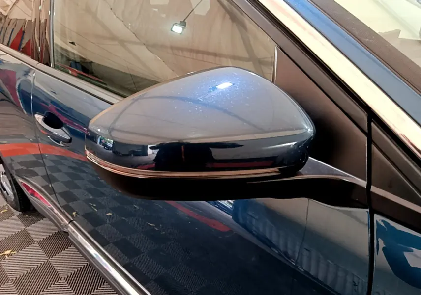 Rétroviseur côté gauche bleu métallisé du Peugeot 3008 1.6 Hybrid 225 Allure Pack, vue rapprochée sur porte et vitre.