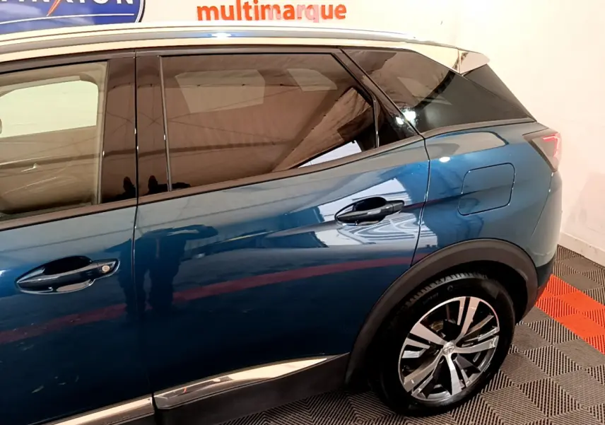 Vue latérale côté gauche du Peugeot 3008 hybride rechargeable bleu avec jantes alliage et vitres teintées.