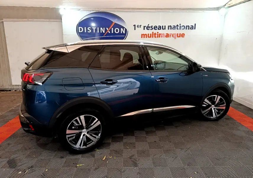 Peugeot 3008 hybride rechargeable bleu vue de profil côté gauche, avec jantes alliage et toit noir contrasté.