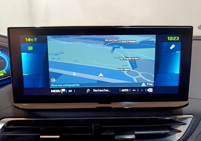 Écran tactile central du tableau de bord du Peugeot 3008 bleu, affichant la navigation en 3D à 10 pouces.