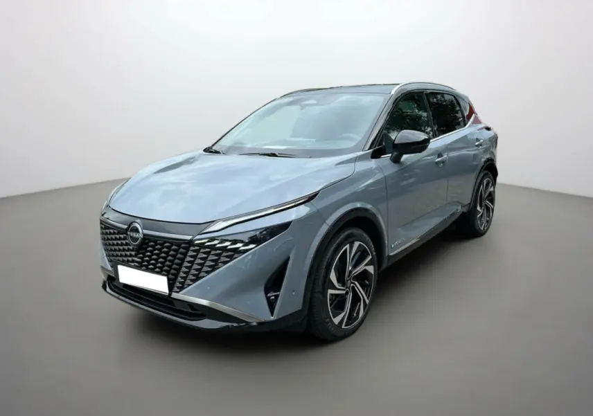 Nissan Qashqai E-Power 205 Tekna Plus gris argile avec toit noir, vue 3/4 avant droit, jantes alu 20 pouces.