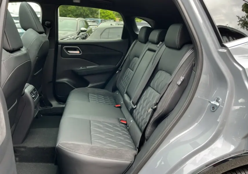 Vue côté droit sur la banquette arrière cuir noire du Nissan Qashqai E-POWER 205 Tekna Plus gris argile.
