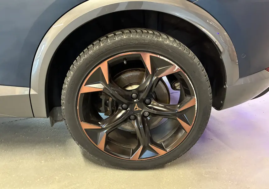Gros plan sur la jante alu noire et cuivre du côté arrière droit du CUPRA Formentor bleu 2023.
