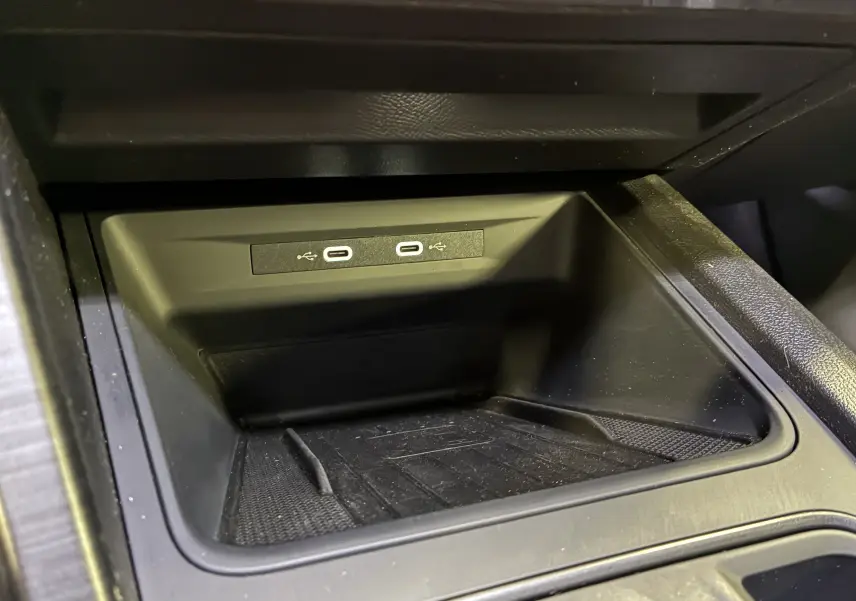 Gros plan sur la console centrale noire avec deux ports USB-C du CUPRA Formentor 1.4 e-Hybrid 2023.