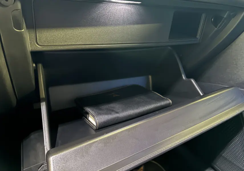 Gros plan sur la boîte à gants ouverte de la CUPRA Formentor 1.4 e-Hybrid 245 DSG6 VZ avec un étui noir à l'intérieur.