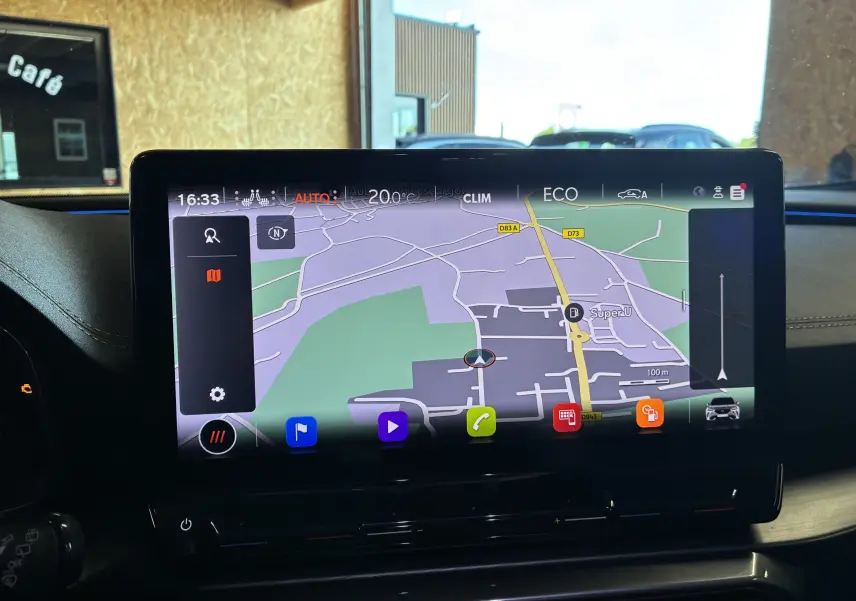 Écran tactile central du tableau de bord du CUPRA Formentor 1.4 e-Hybrid bleu, affichant la navigation GPS.