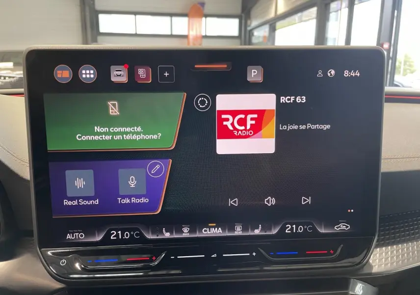 Écran tactile HD 12,9'' du système multimédia de la CUPRA Leon 2.0 TDI 2026 avec interface radio et climatisation.