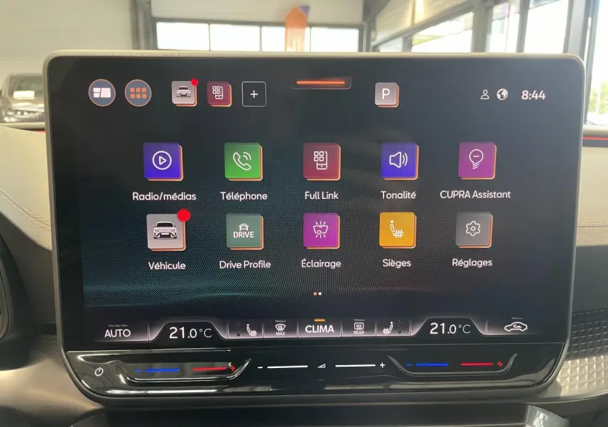 Écran tactile HD 12,9'' de la CUPRA Leon 2026 affichant les réglages climatisation et fonctions multimédia.