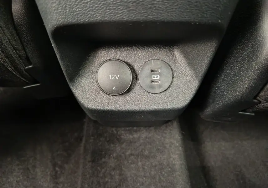 Prise 12V et double port USB-C vue en gros plan à l'arrière des sièges du Ford Puma bleu 2025.