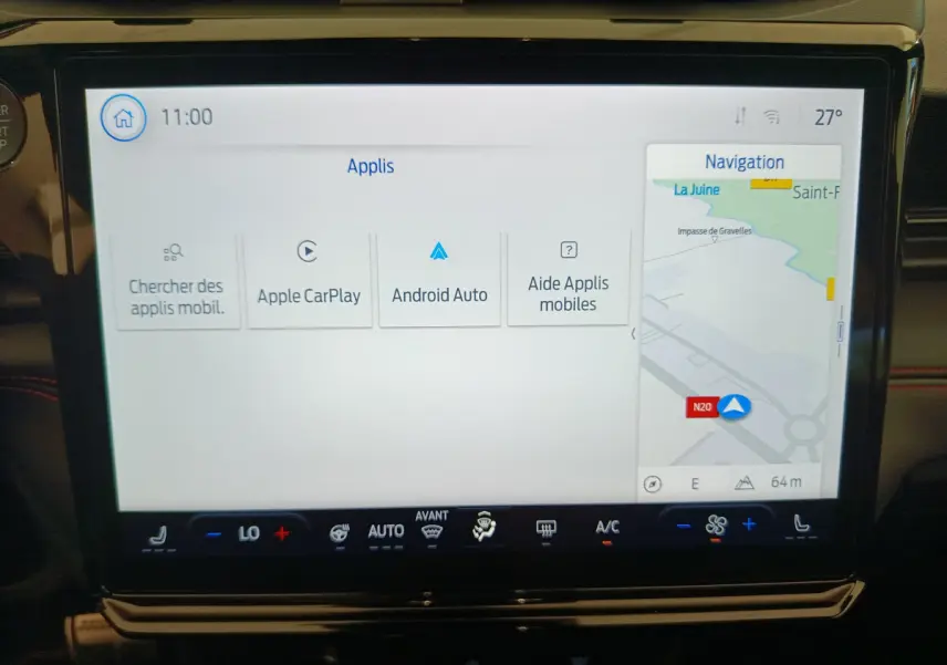 Écran tactile central du Ford Puma bleu 2025 affichant navigation et options Apple CarPlay et Android Auto.