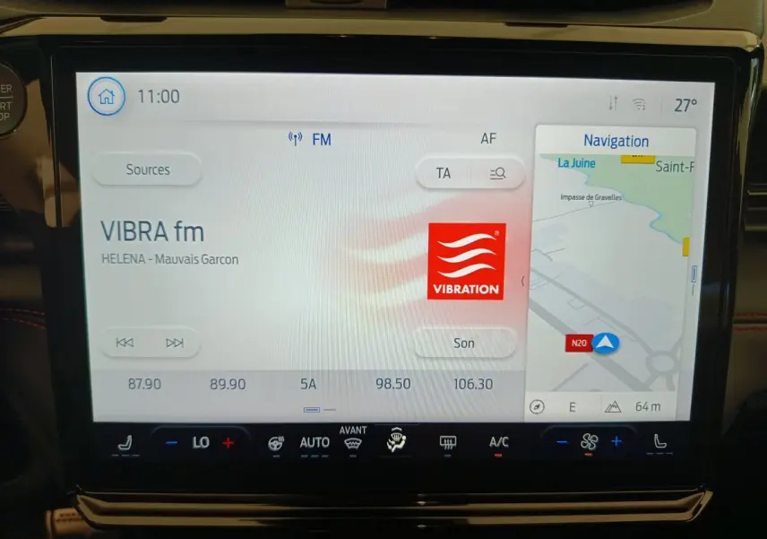 Écran tactile central du Ford Puma bleu 2025 affichant radio VIBRA fm et navigation GPS en mode jour.