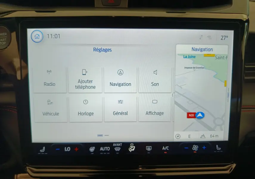 Écran tactile central du Ford Puma 2025 affichant le menu Réglages et la navigation avec carte détaillée.