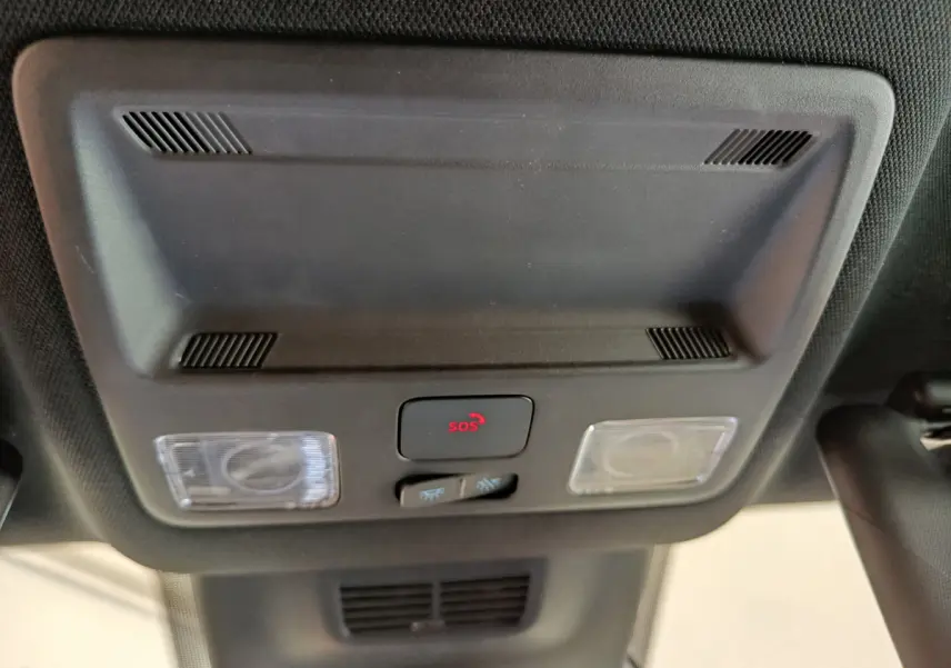 Vue en gros plan du plafonnier noir avec bouton SOS et éclairages intérieurs du Ford Puma bleu 2025.