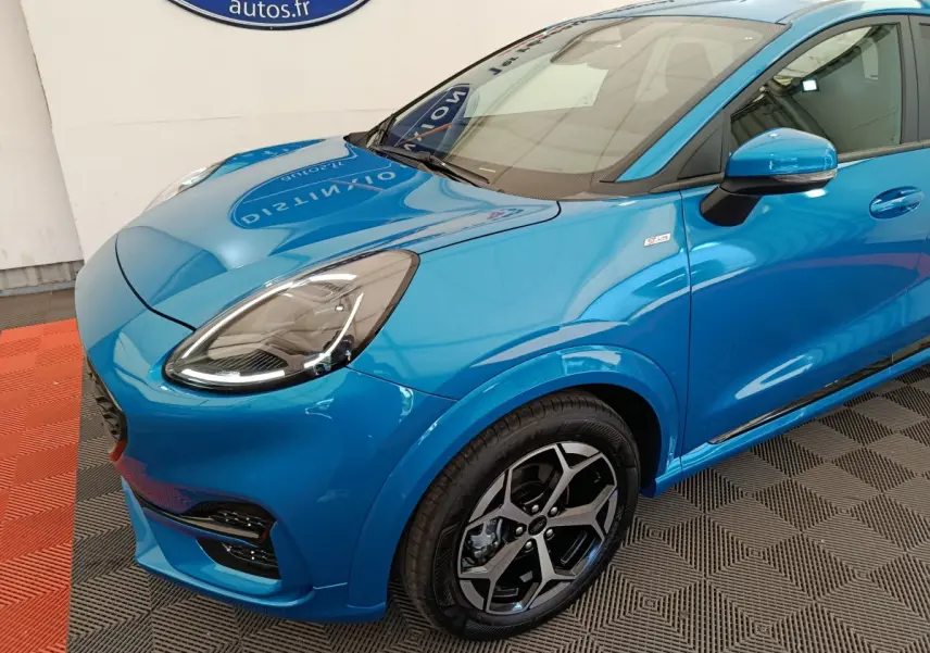 Vue 3/4 avant gauche du Ford Puma bleu ST-LINE avec phares LED et jantes alliage distinctives.