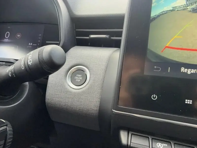 Détail intérieur du tableau de bord de la Renault Clio V 1.5 DCI 100 Evolution 2025, bouton start/stop et écran tactile avec caméra de recul.