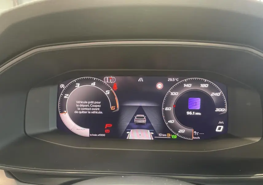 Combiné d'instruments digital de la CUPRA Leon 2026 affichant la vitesse, régime et alertes au tableau de bord.