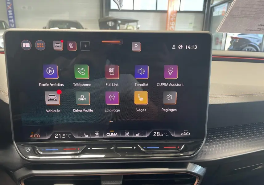 Écran tactile central du tableau de bord de la CUPRA Leon 2026 avec interface multimédia et commandes climatiques.