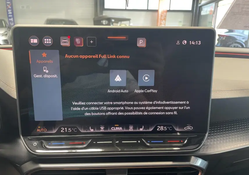 Écran tactile HD 12,9" du système d'info-divertissement dans l'habitacle gris du CUPRA Leon 2026.