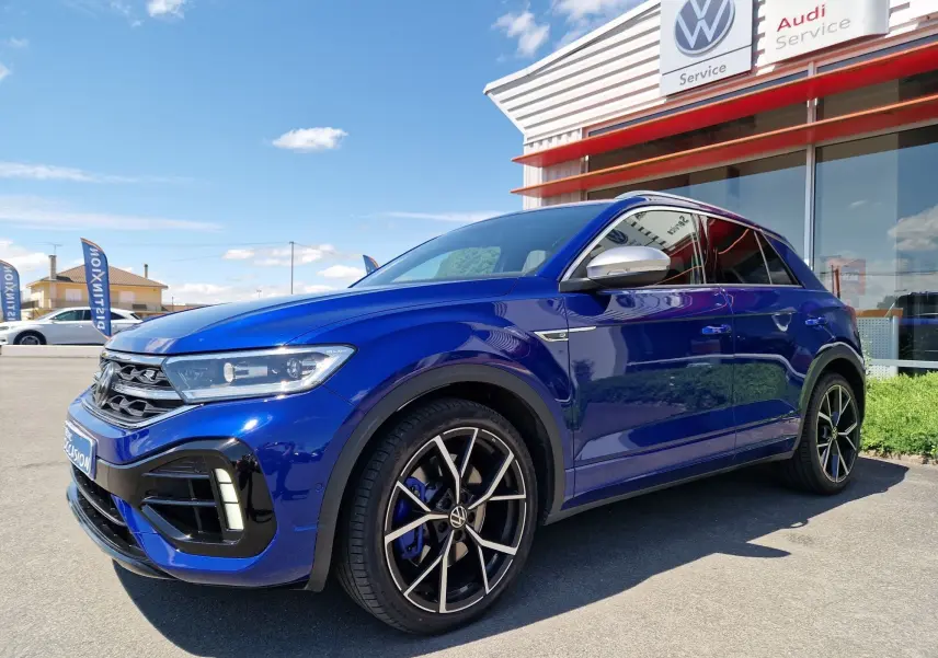 Volkswagen T-Roc 2.0 TSI bleu Lapiz en 3/4 avant droit, avec jantes noires et étriers de frein bleus visibles.