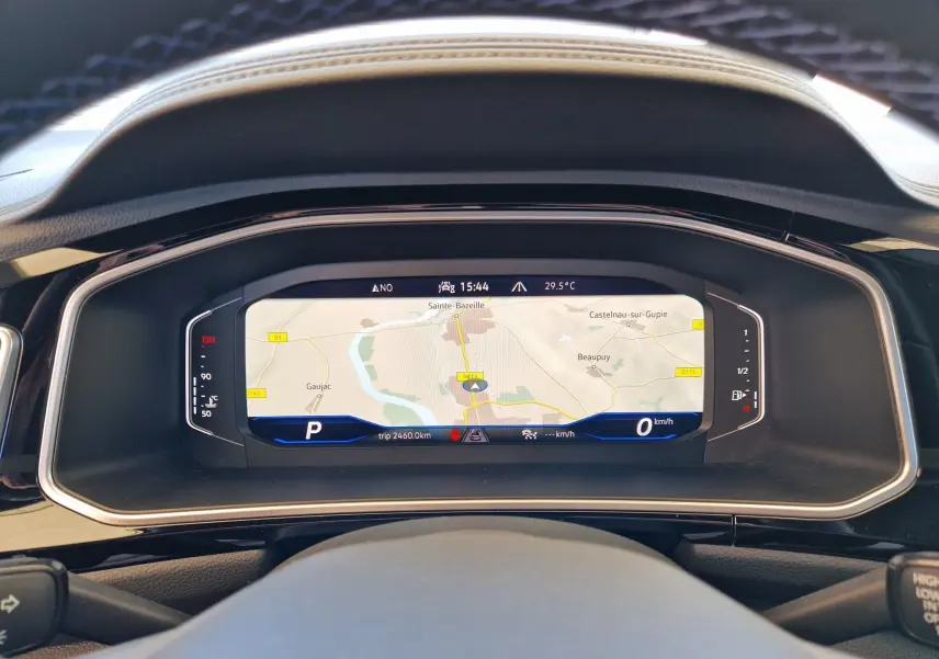 Tableau de bord numérique du Volkswagen T-Roc 2022 affichant la navigation et les informations de conduite.