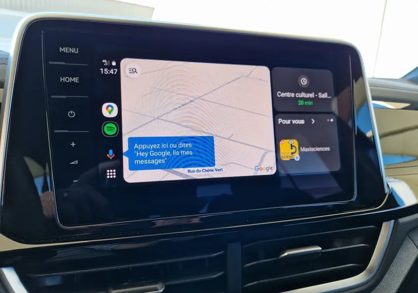 Écran tactile central du Volkswagen T-Roc 2022 affichant la navigation Google Maps et commandes vocales.