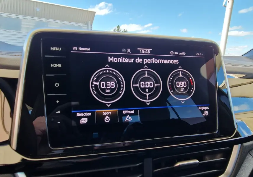 Écran tactile du tableau de bord du Volkswagen T-Roc affichant le moniteur de performances en mode sport.