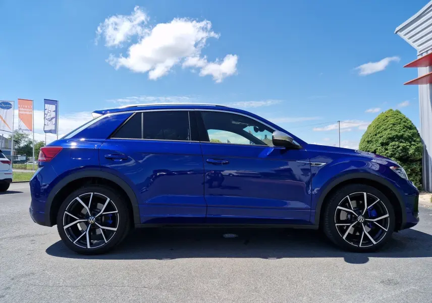 Volkswagen T-Roc bleu Lapiz vu de profil côté gauche, avec jantes alliage noires et détails sportifs R.