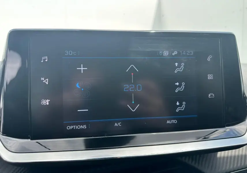 Écran tactile 7 pouces du système de navigation et climatisation du Peugeot 2008 gris clair, vue de face.