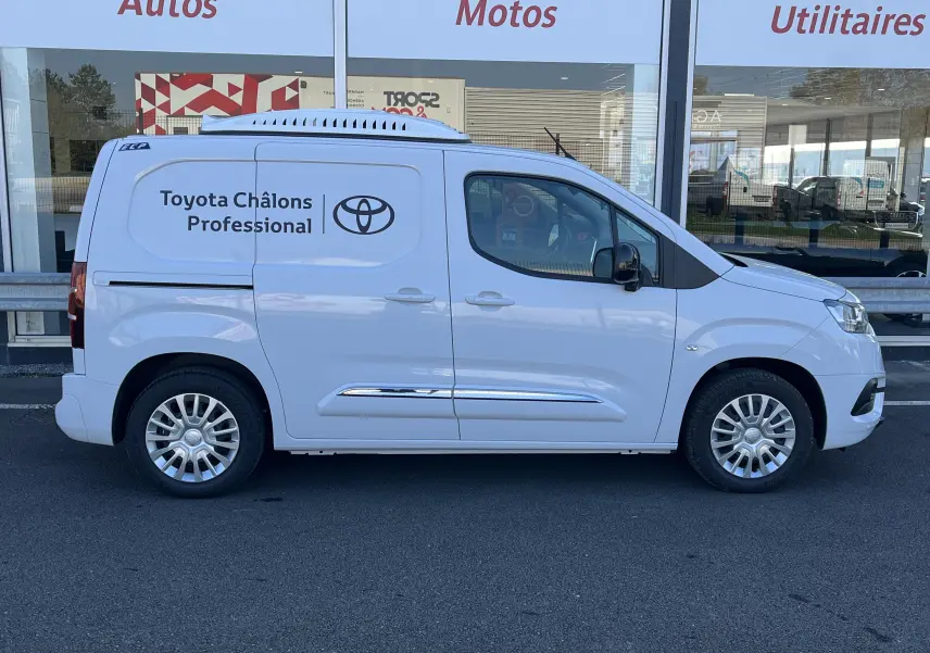 Profil côté gauche d'un utilitaire blanc Toyota Proace City Medium 2023 avec marquage "Toyota Châlons Professional" sur la porte arrière.