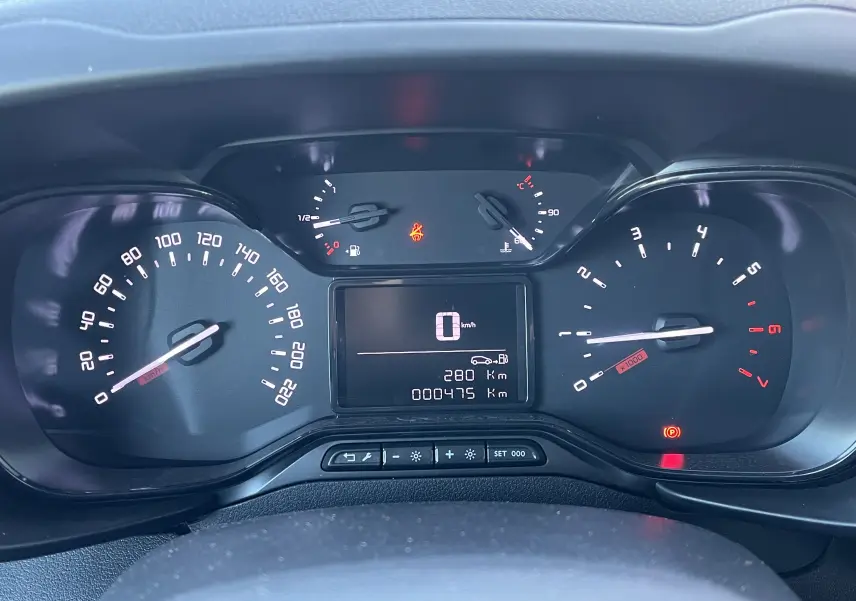 Vue rapprochée du tableau de bord numérique du Toyota Proace City 2023, affichant 475 km au compteur.