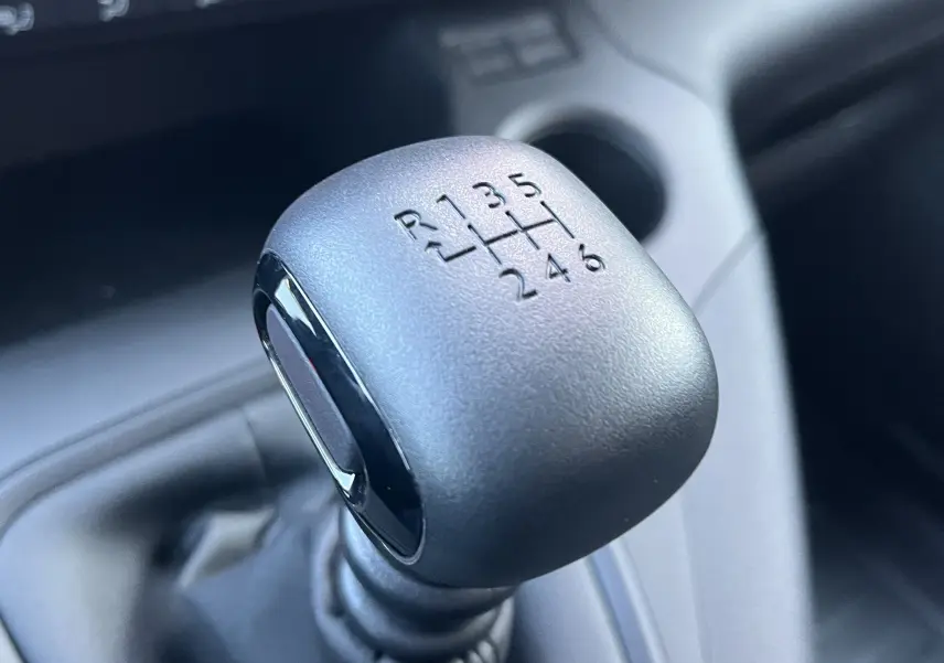 Le levier de vitesses manuel 6 rapports du Toyota Proace City blanc glacier, en gros plan intérieur.