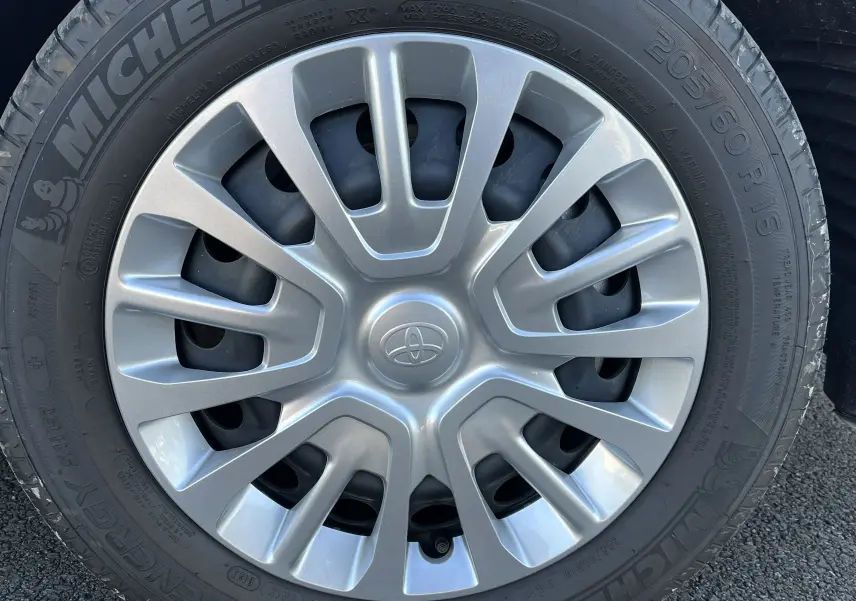Gros plan sur la roue avec jante argentée et pneu Michelin du Toyota Proace City blanc glacier 2023.