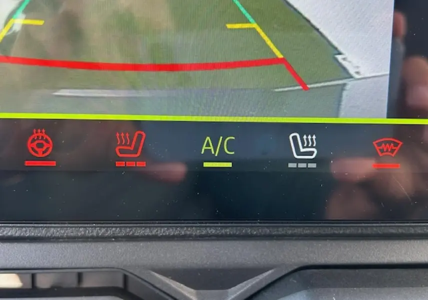 Détail de l'écran tactile intérieur du Dacia Duster 2025 montrant les commandes de chauffage et climatisation.