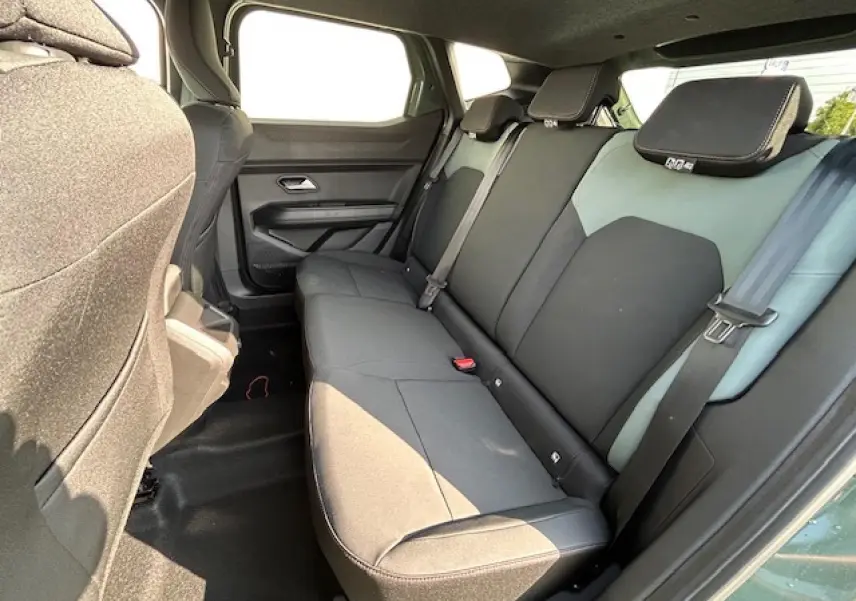 Vue intérieure côté droit sur la banquette arrière noire et kaki du Dacia Duster III 2025 avec ceinture de sécurité visible.
