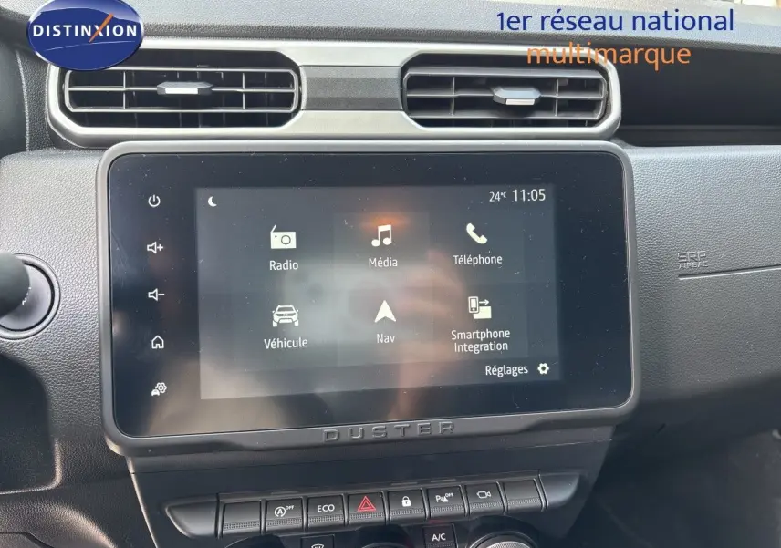 Intérieur du Dacia Duster noir 2024, vue sur la console centrale avec écran tactile et commande de climatisation digitale.