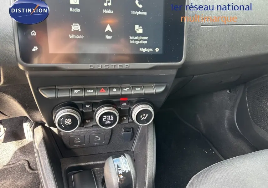 Écran tactile central du tableau de bord du Dacia Duster noir 2024, vue frontale rapprochée.